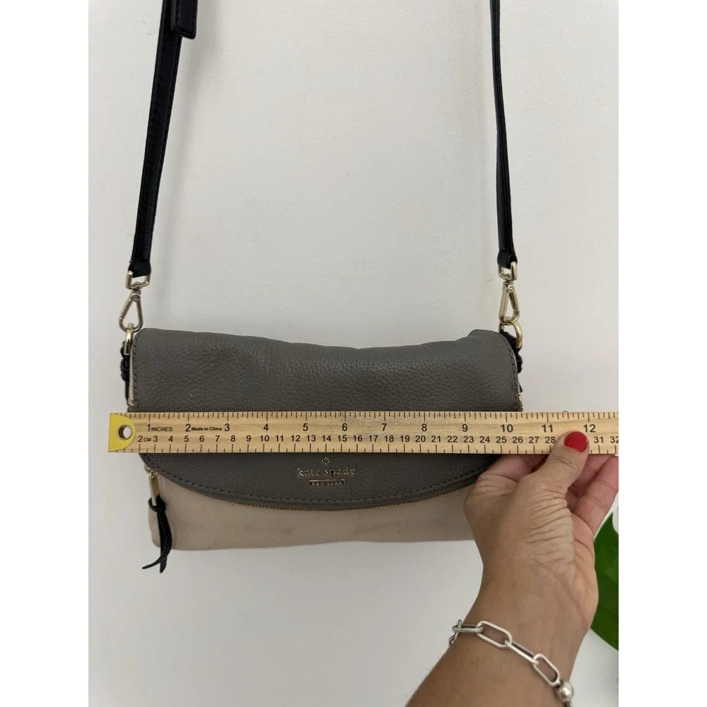 Kate Spade New York creme/black purse w/ shoulder strap RN0102760 used